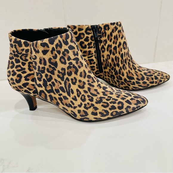 Sleek Ankle Bootie Clarks Linvale Sea Tan Leopard Suede Bootie - Picture 11 of 14